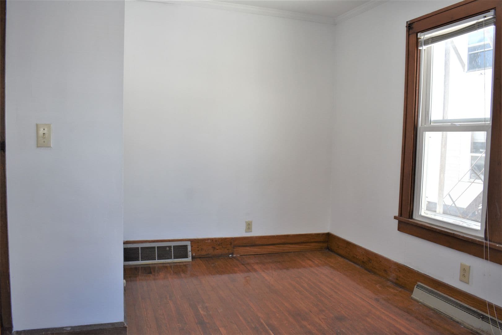 Indiana Apartment: 725 School St.