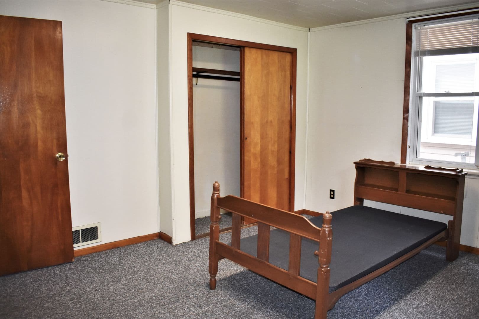 Indiana Apartment: 1029 School St