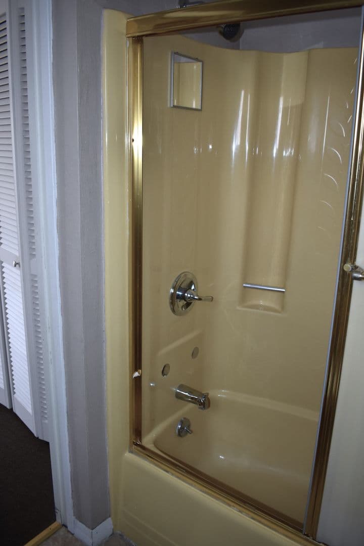 Indiana Apartment: 37 1/2 S 6th St