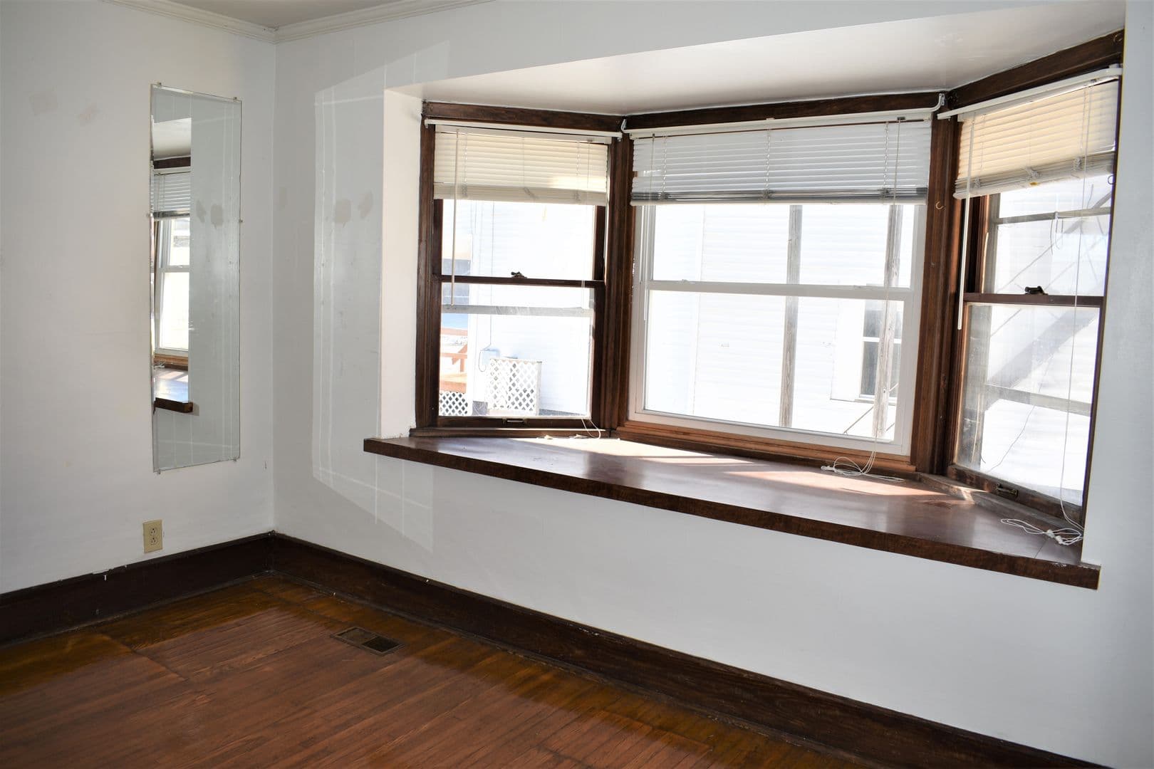 Indiana Apartment: 725 School St.