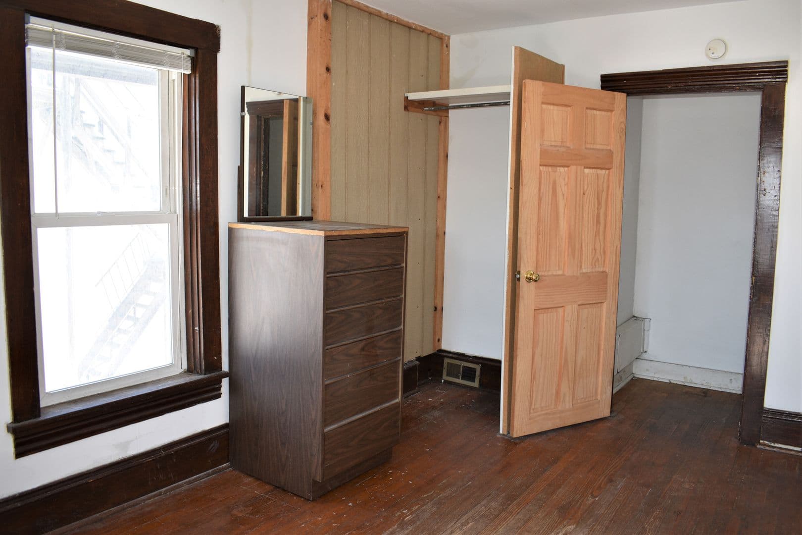 Indiana Apartment: 725 School St.