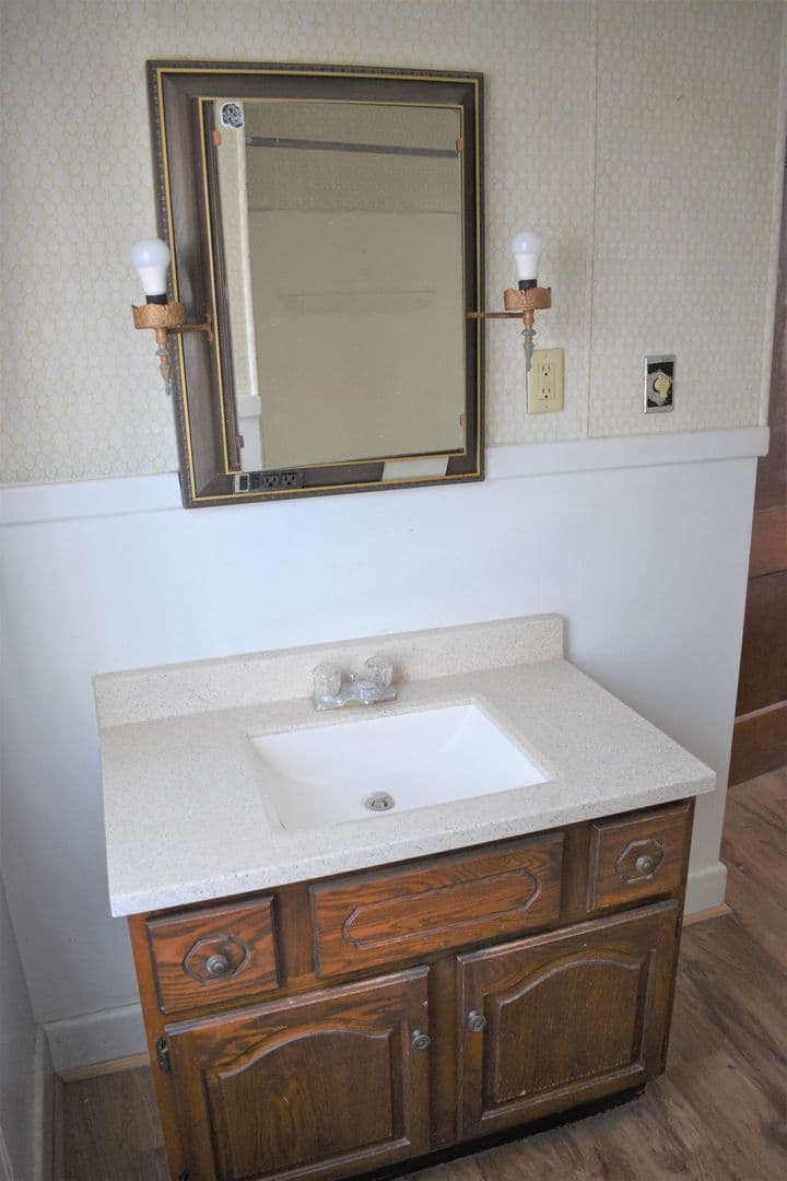 Indiana Apartment: 127 S. 8th St.