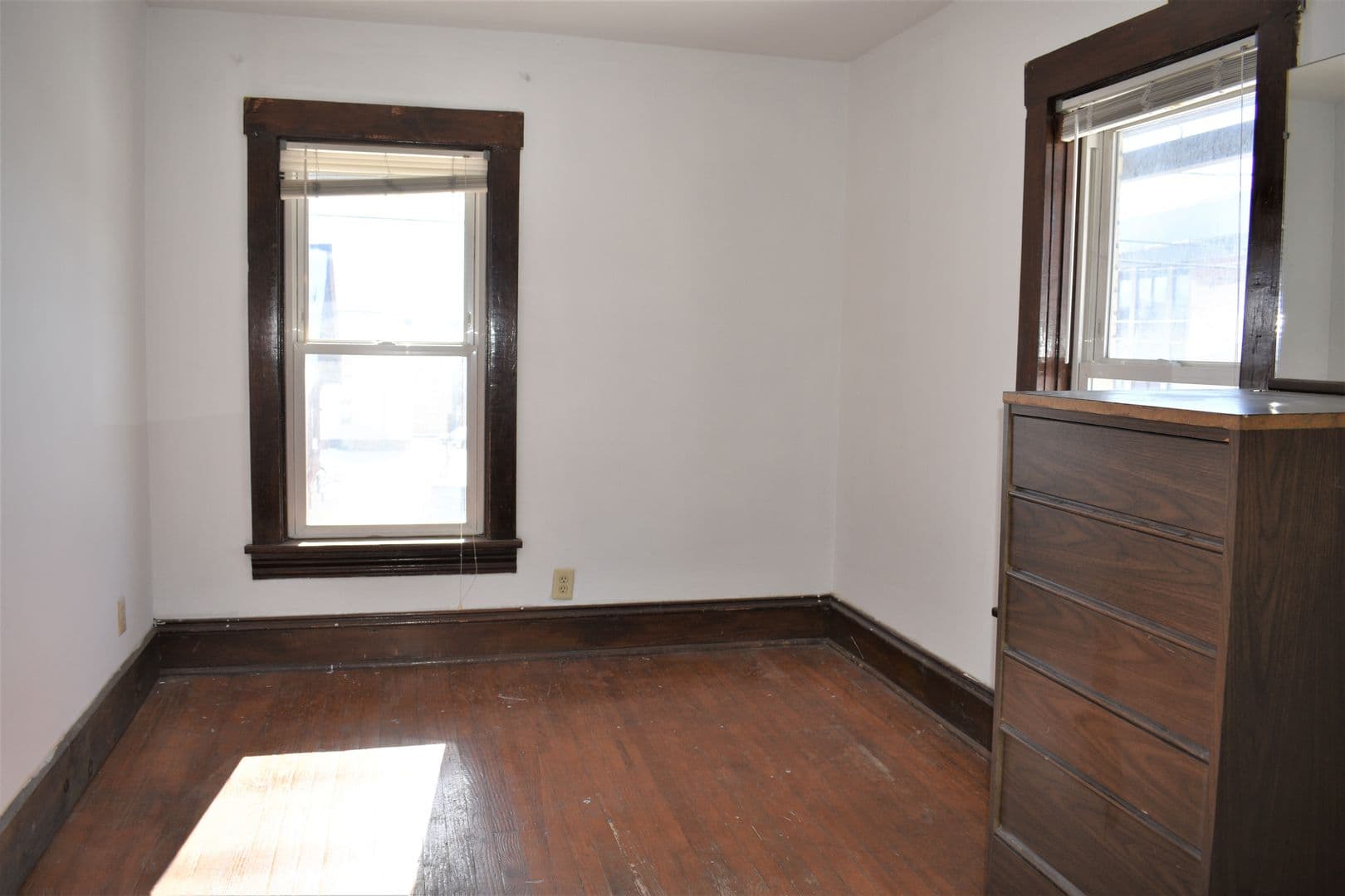 Indiana Apartment: 725 School St.