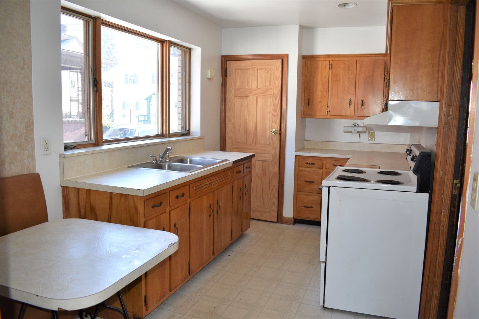 Indiana Apartment: 725 School St.