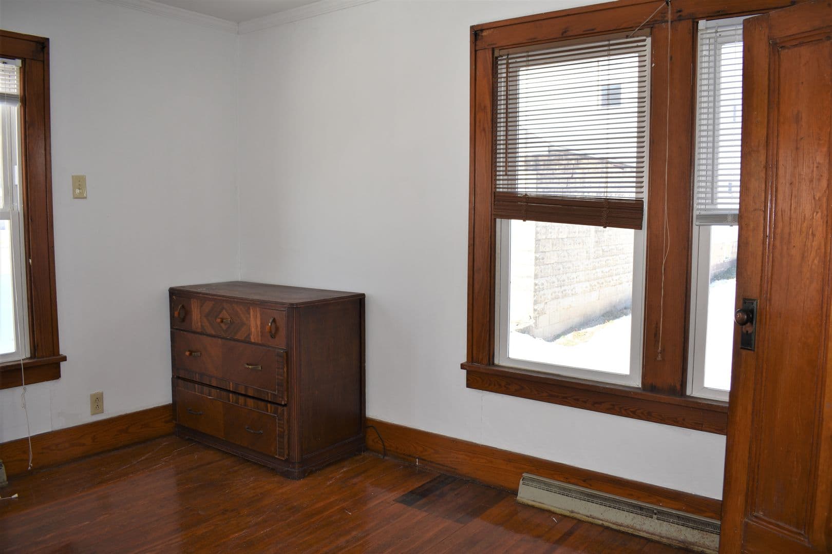 Indiana Apartment: 725 School St.