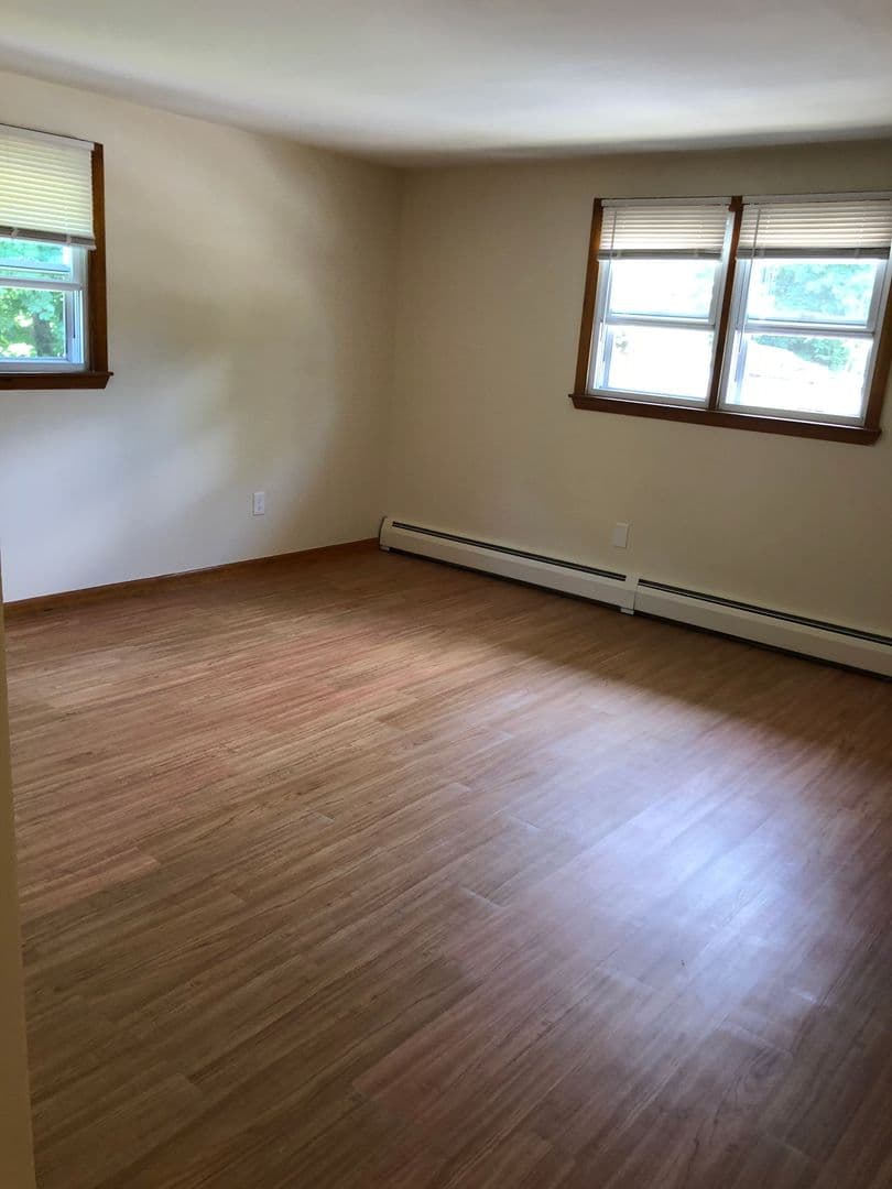 Putnam Apartment: 160-166 Farrows Street