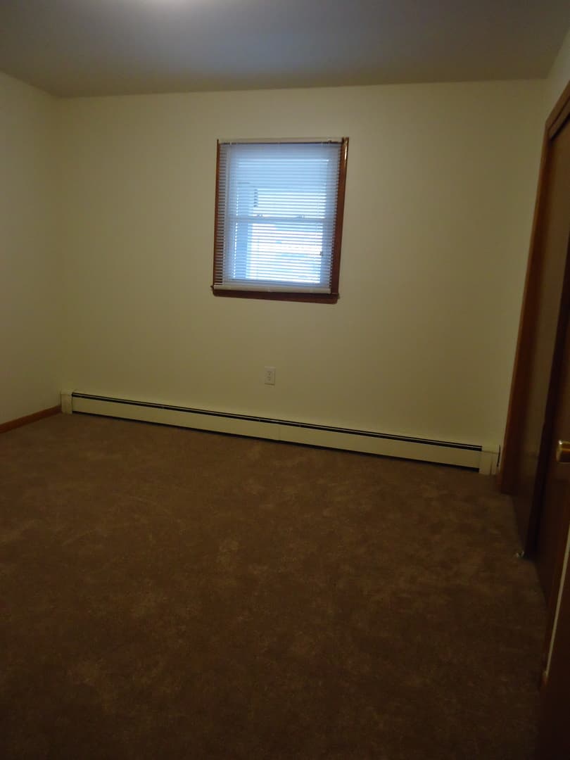 Uncasville Apartment: 91 Leffingwell Rd