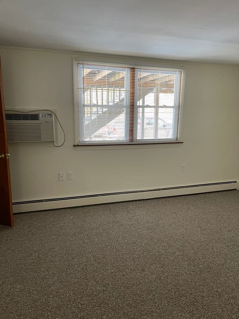 Uncasville Apartment: 91 Leffingwell Rd