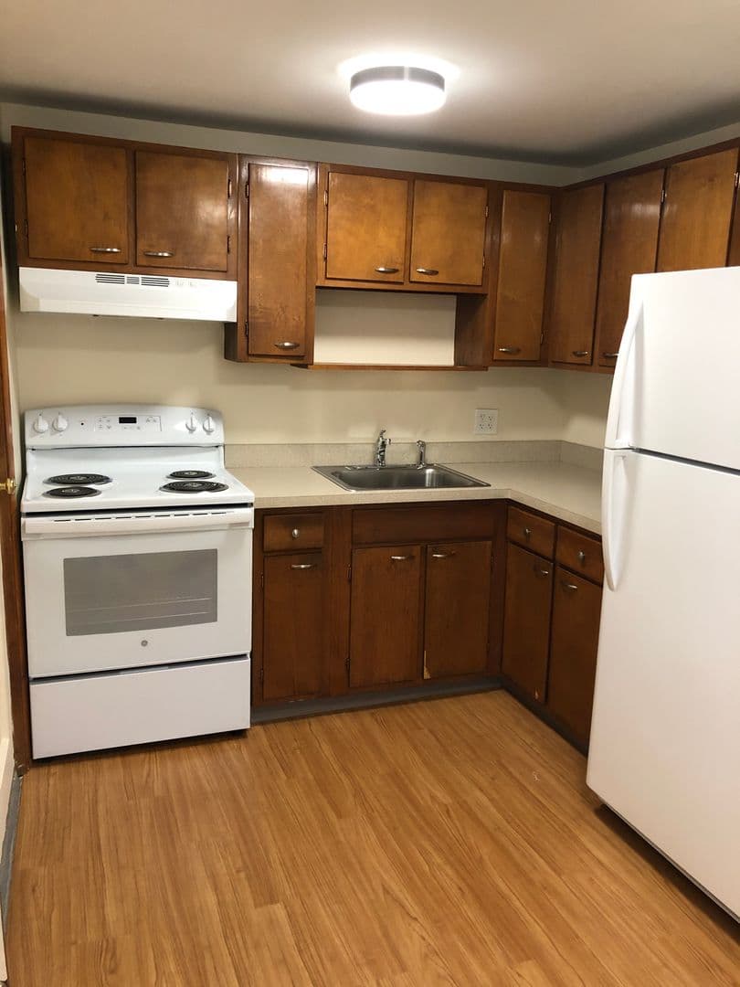 Putnam Apartment: 160-166 Farrows Street