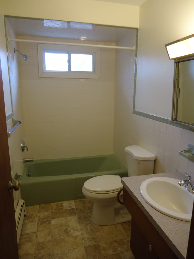 Uncasville Apartment: 91 Leffingwell Rd