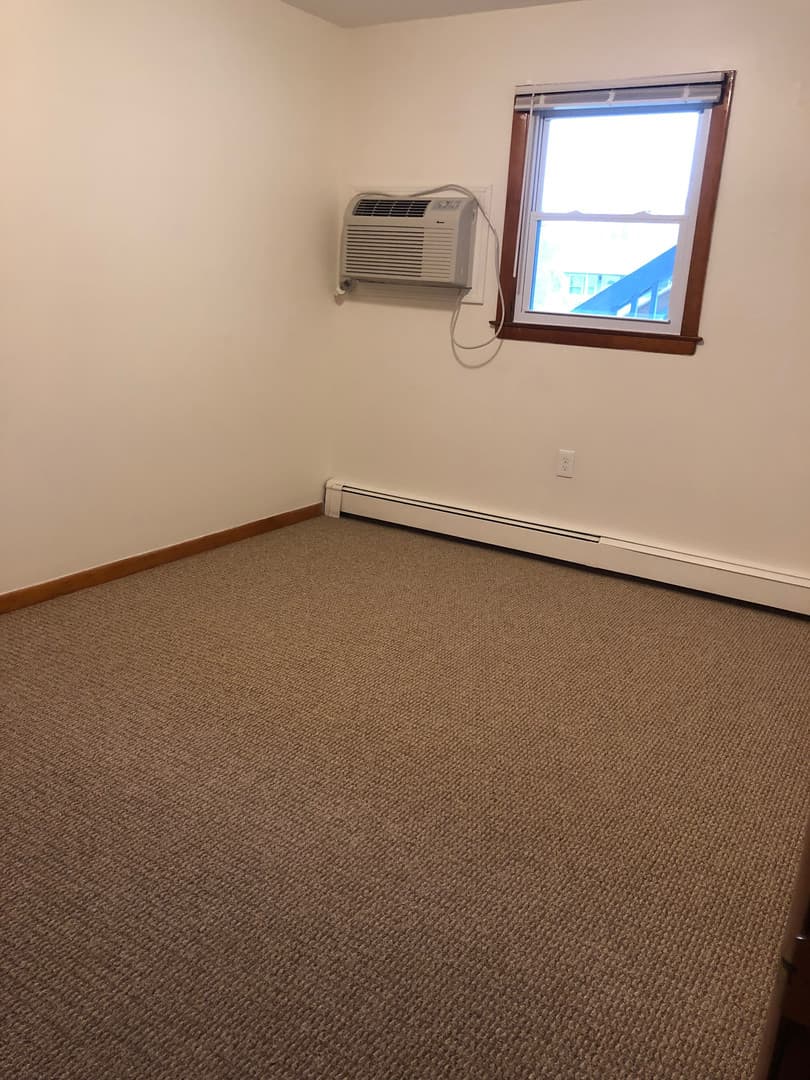Uncasville Apartment: 91 Leffingwell Rd