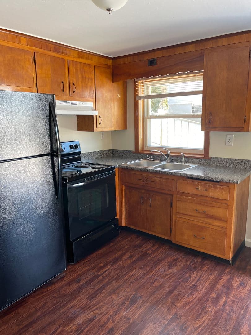 Uncasville Apartment: 91 Leffingwell Rd