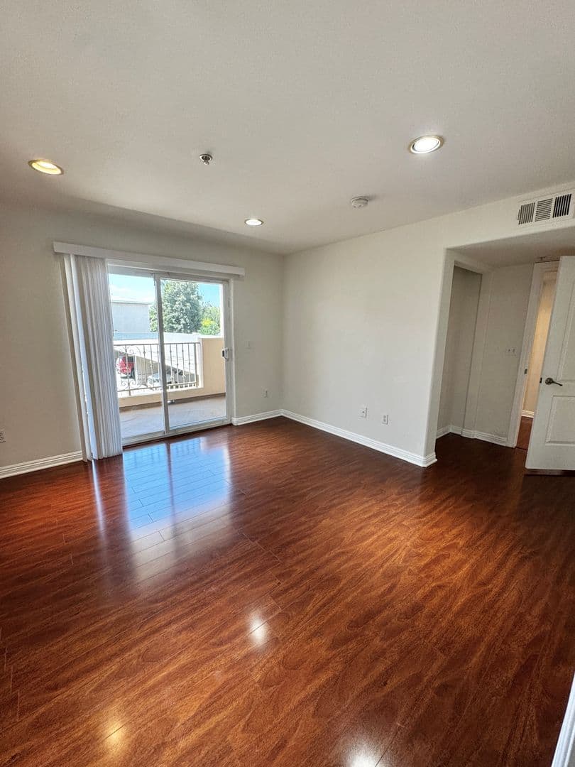 Van Nuys Condo: 13525 Vanowen St. Unit 103