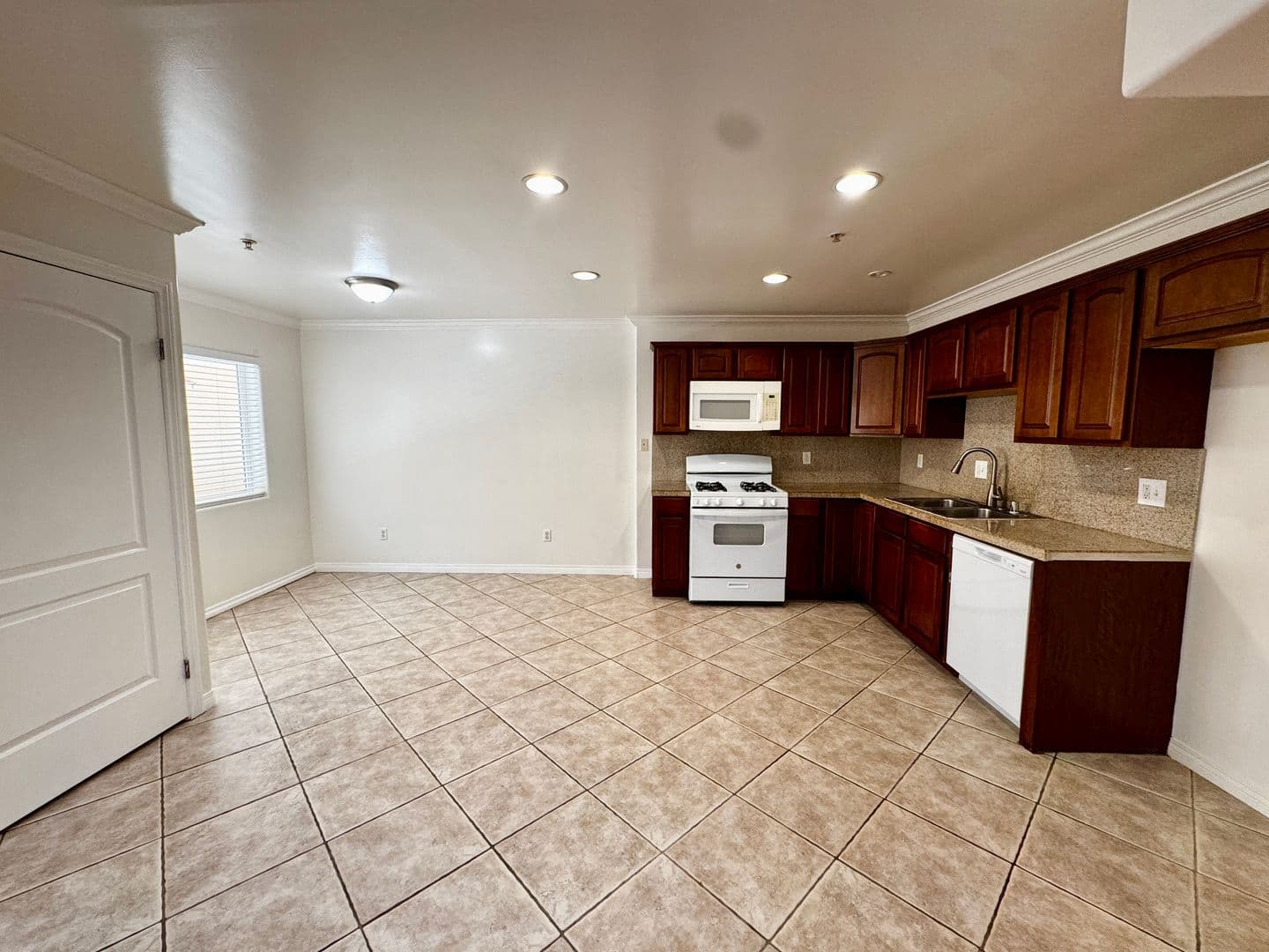 Van Nuys Condo: 13525 Vanowen St Unit 106