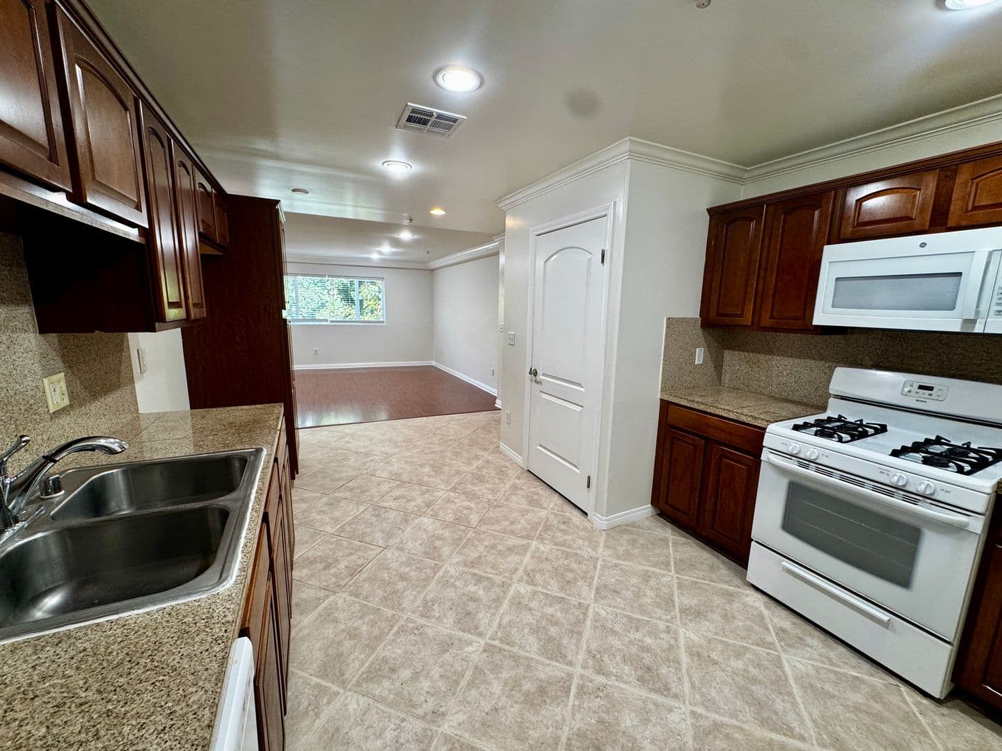 Van Nuys Condo: 13525 Vanowen St. Unit 103