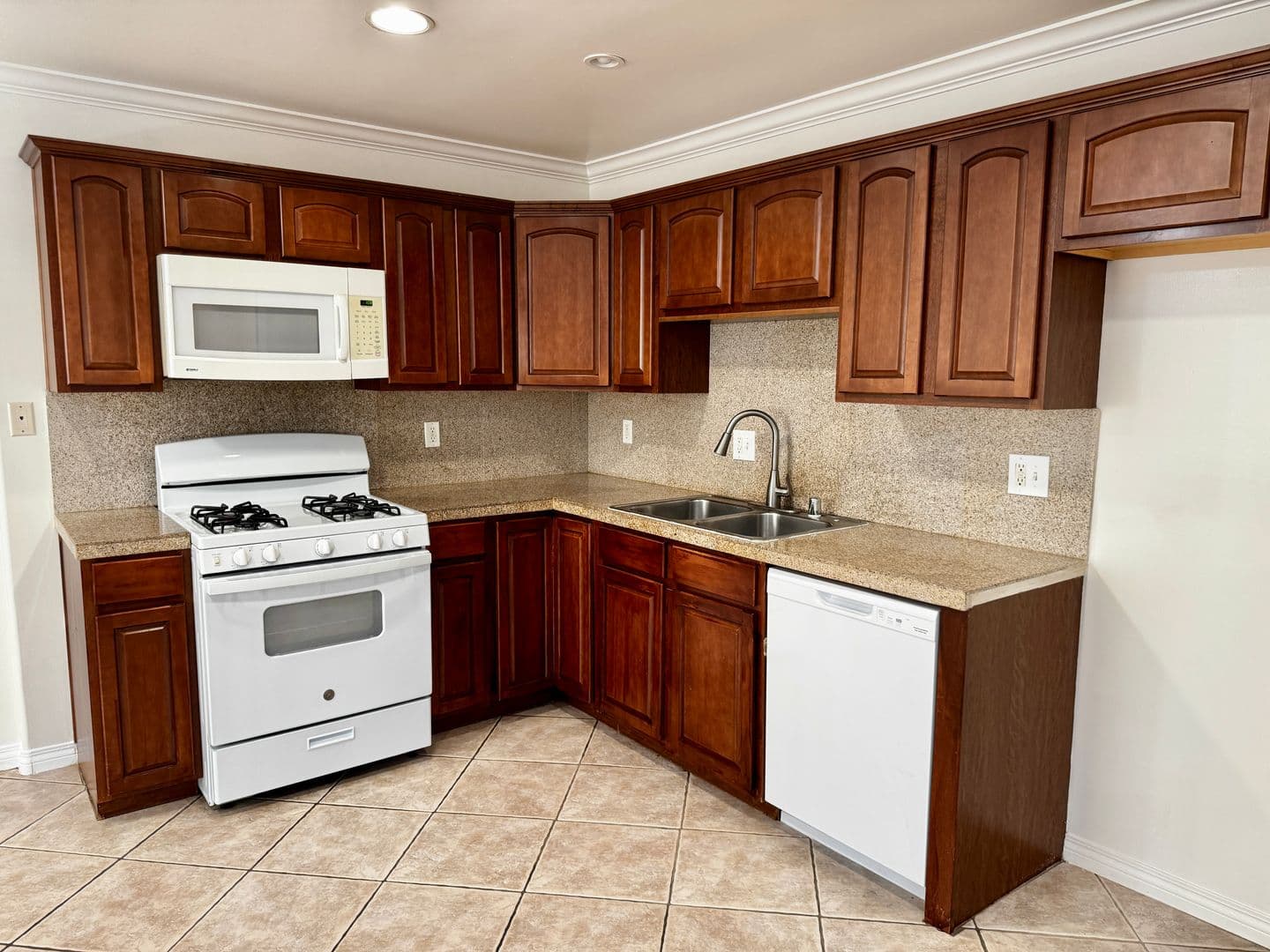 Van Nuys Condo: 13525 Vanowen St Unit 106