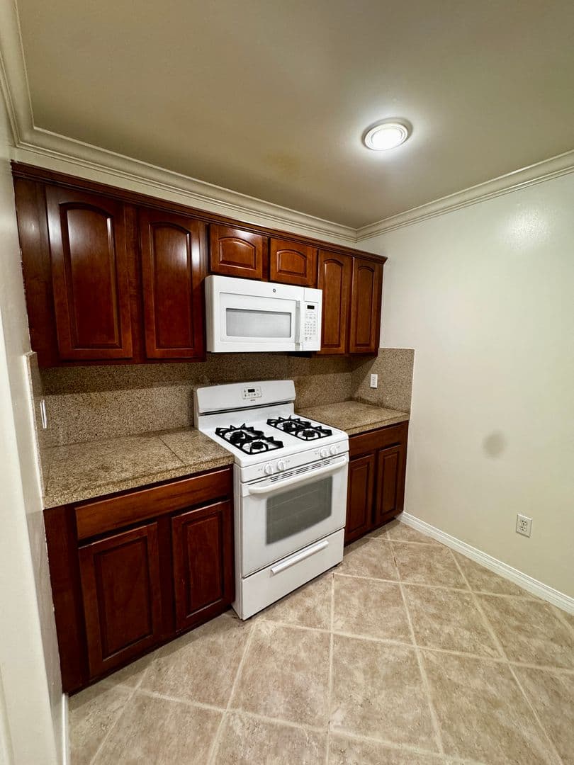 Van Nuys Condo: 13525 Vanowen St. Unit 103