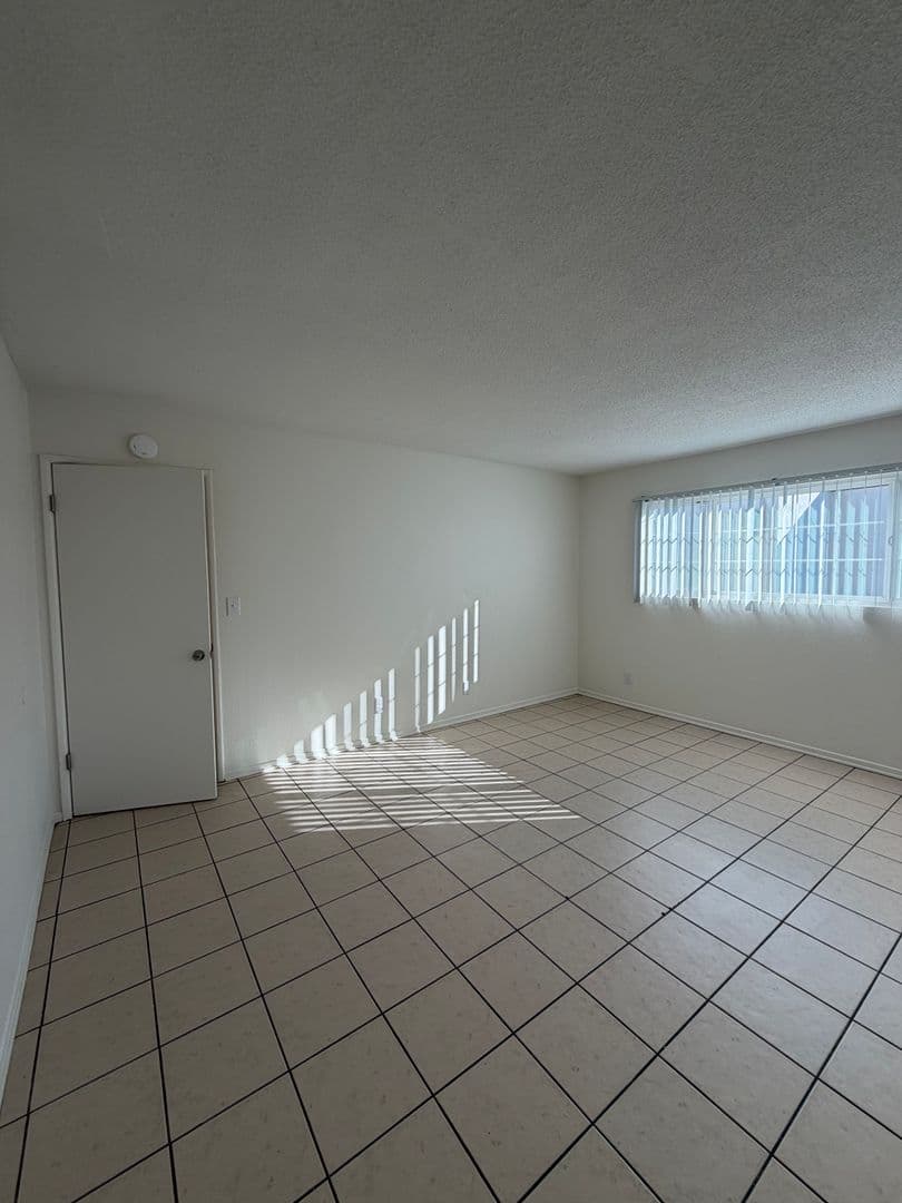 Oxnard Apartment: 240 Chester Way