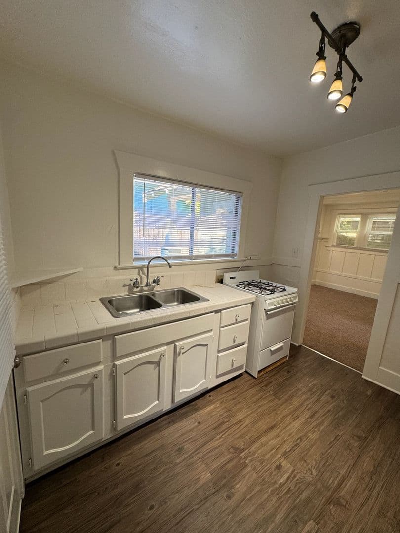 Santa Barbara Apartment: 421 W. De La Guerra Street