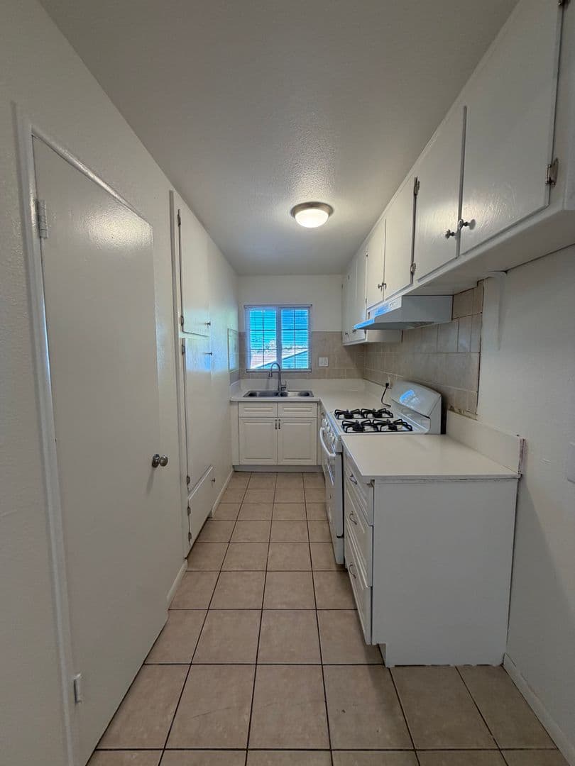 Oxnard Apartment: 240 Chester Way