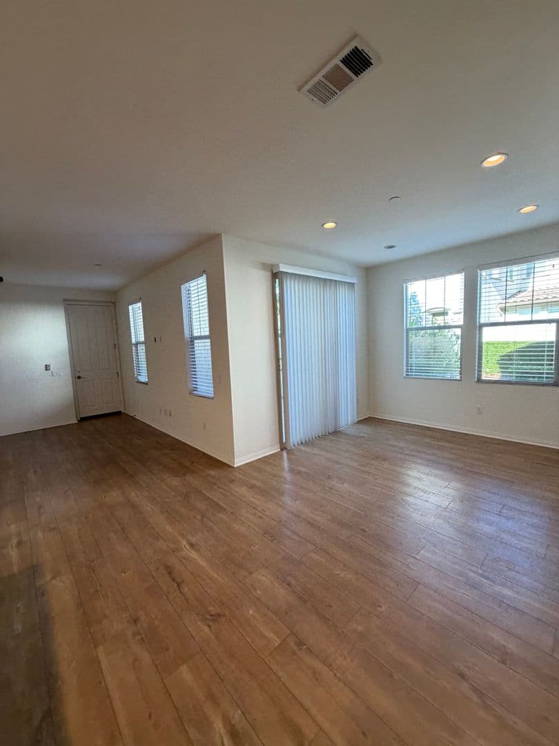 Oxnard House: 3207 Lisbon Lane