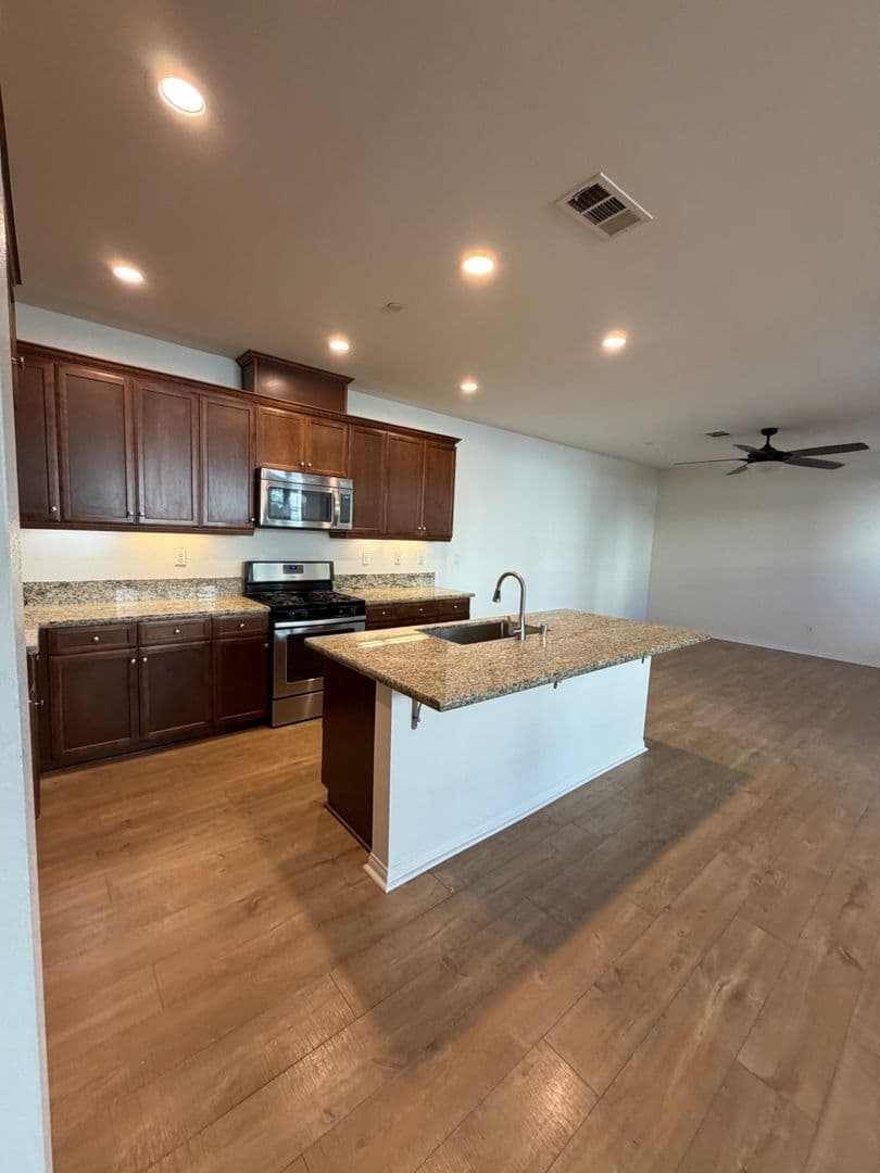 Oxnard House: 3207 Lisbon Lane