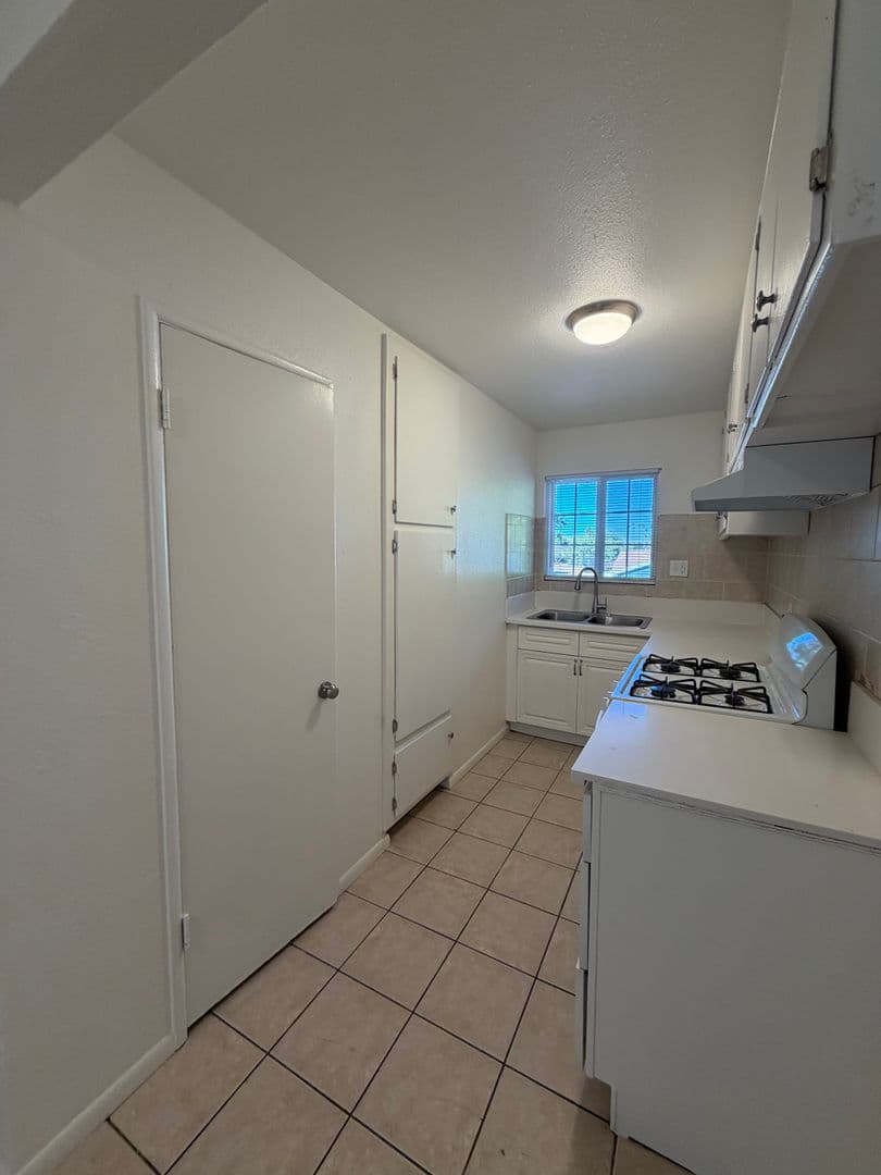 Oxnard Apartment: 240 Chester Way