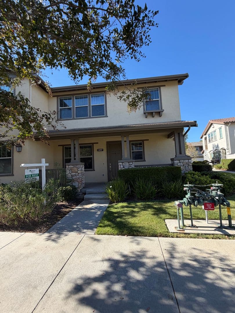 Oxnard House: 3207 Lisbon Lane