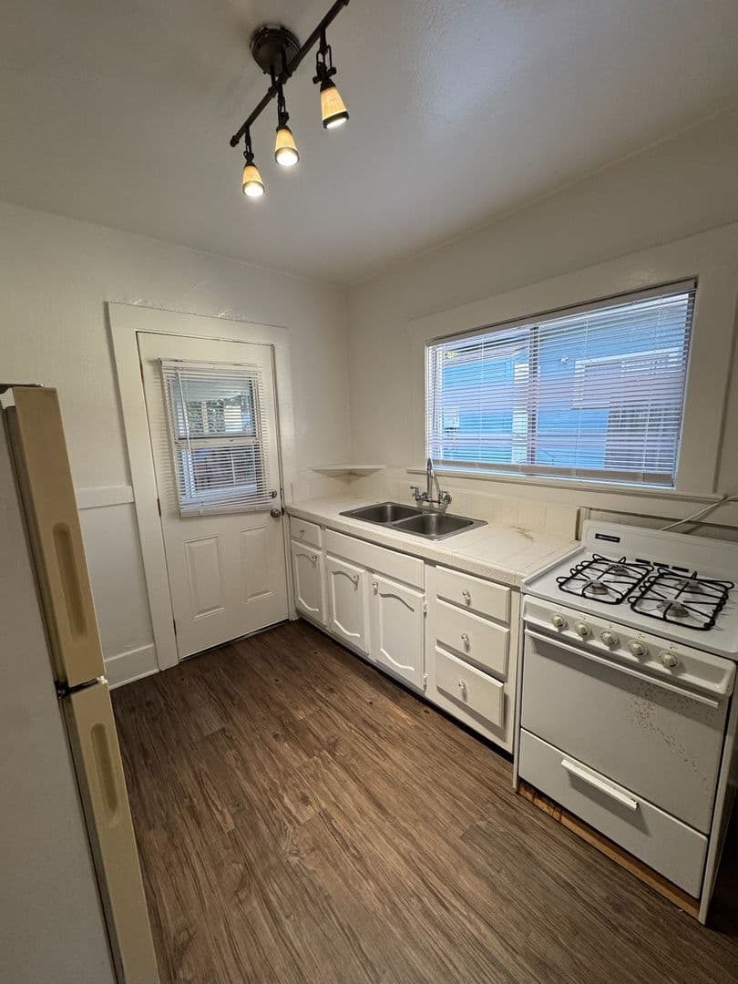 Santa Barbara Apartment: 421 W. De La Guerra Street