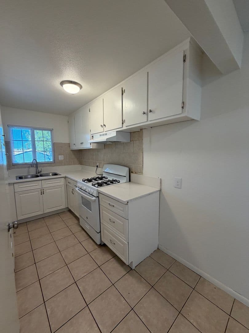 Oxnard Apartment: 240 Chester Way