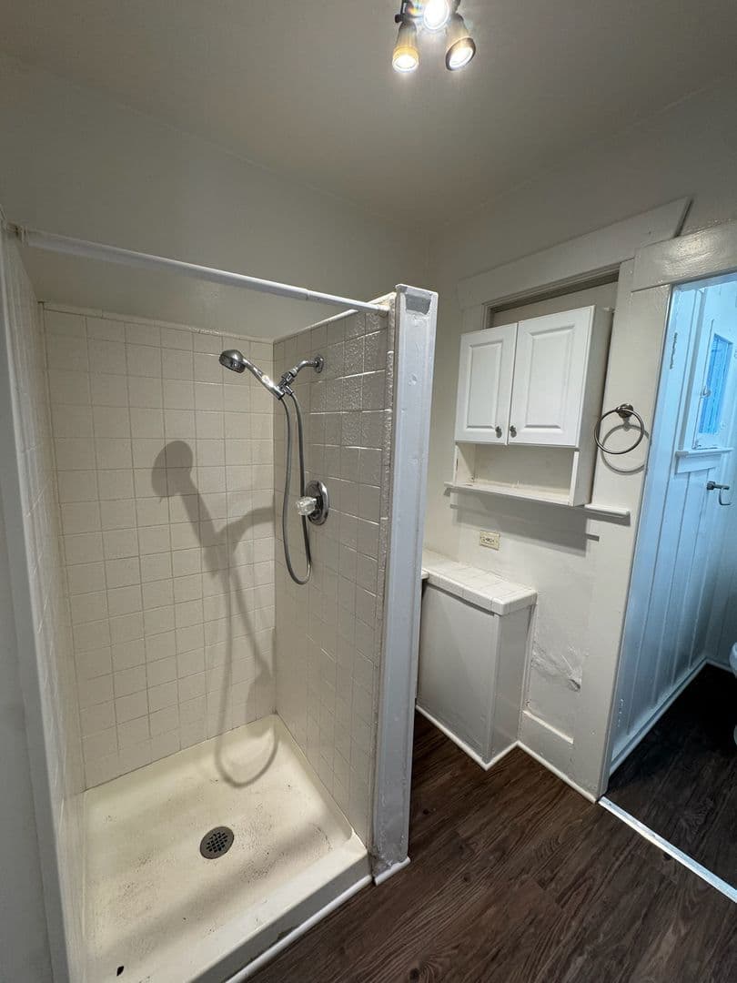 Santa Barbara Apartment: 421 W. De La Guerra Street