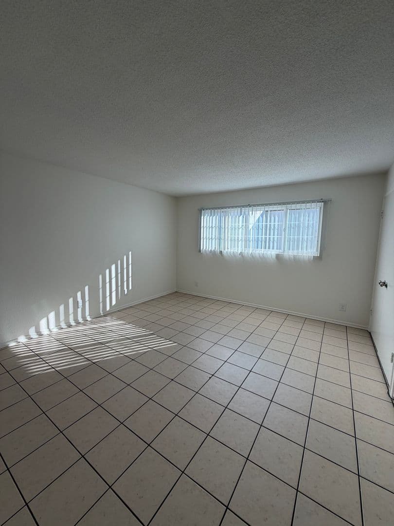 Oxnard Apartment: 240 Chester Way