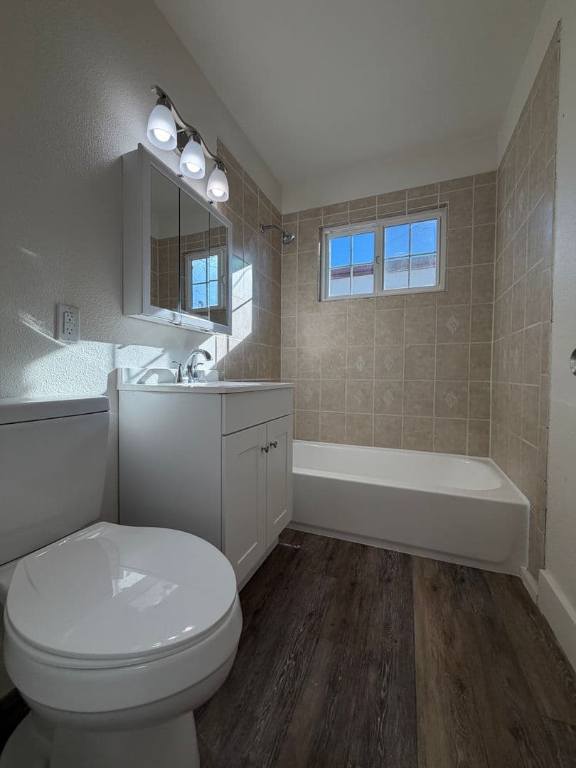 Oxnard Apartment: 240 Chester Way