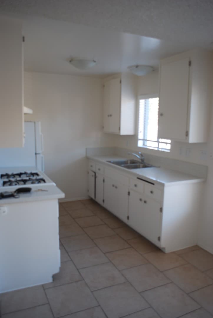 Ventura Apartment: 135-153 S. Hemlock Street