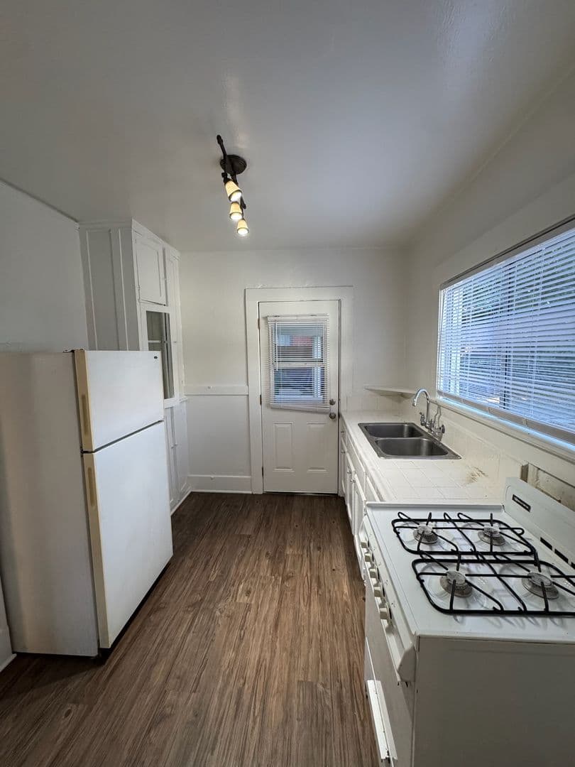 Santa Barbara Apartment: 421 W. De La Guerra Street