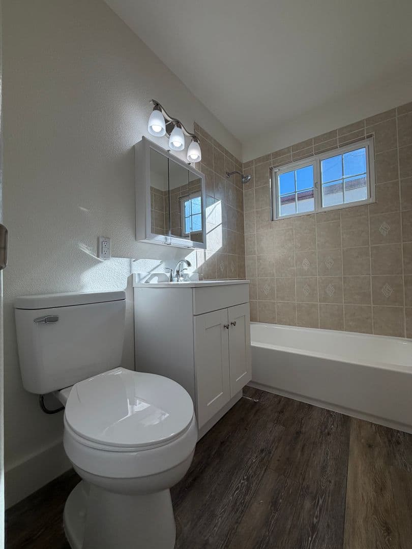 Oxnard Apartment: 240 Chester Way