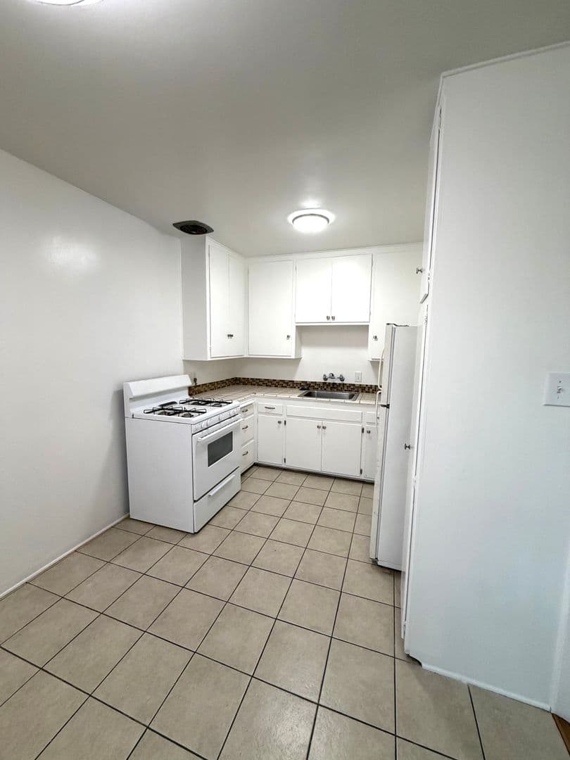 Oxnard Apartment: 839 North A Street