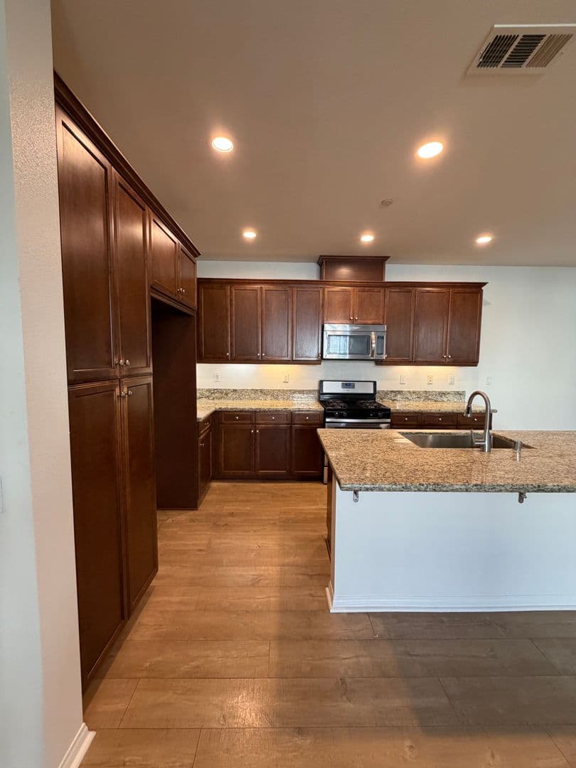 Oxnard House: 3207 Lisbon Lane
