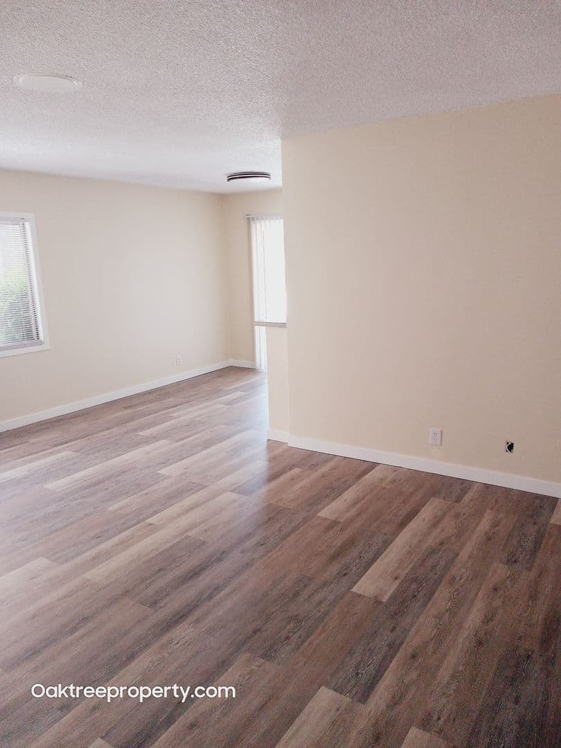 Oxnard Apartment: 220 South E Street
