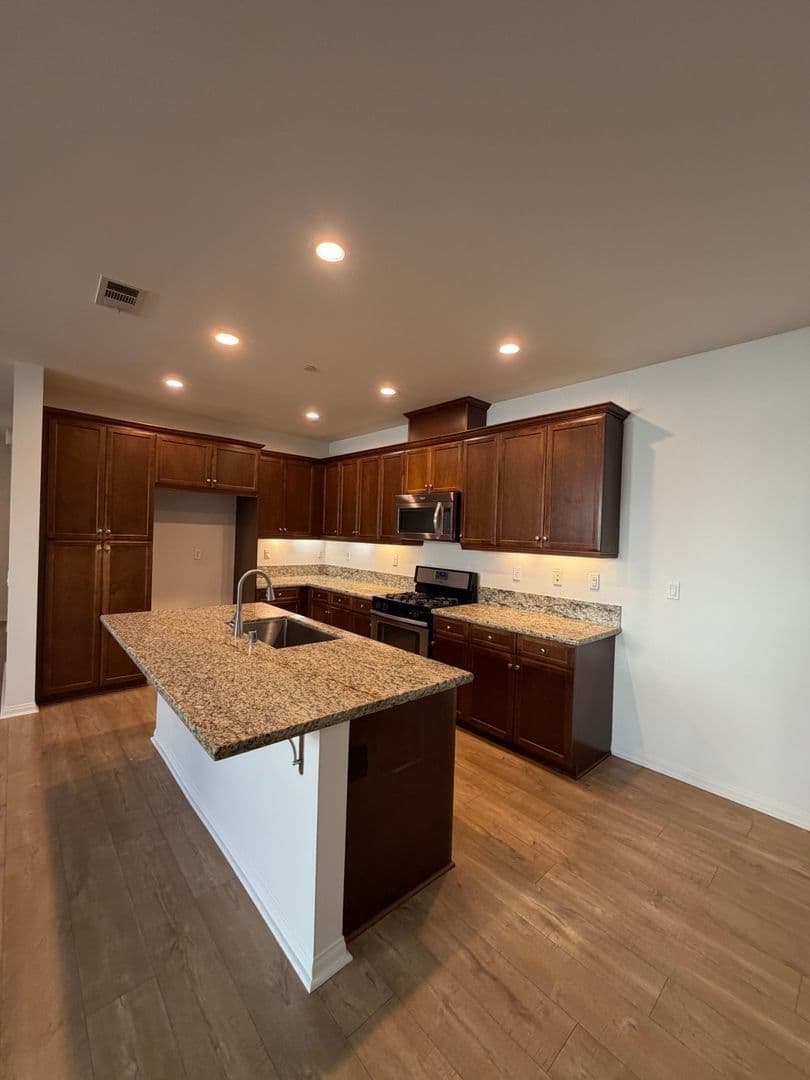 Oxnard House: 3207 Lisbon Lane