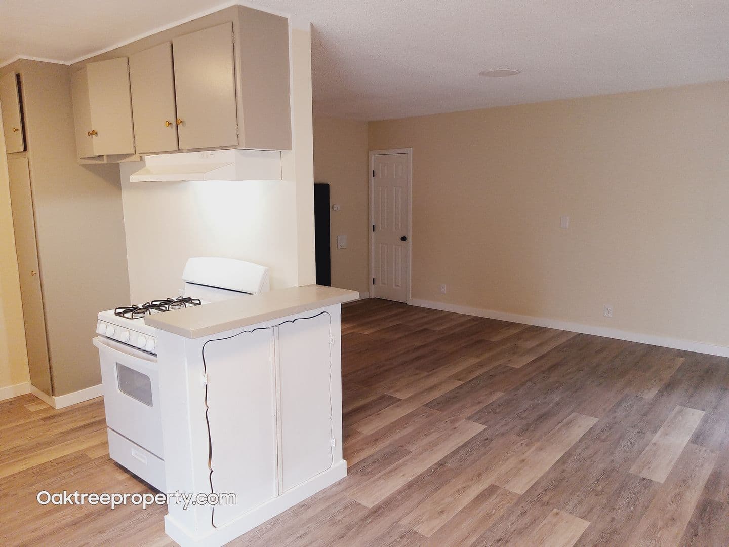 Oxnard Apartment: 220 South E Street