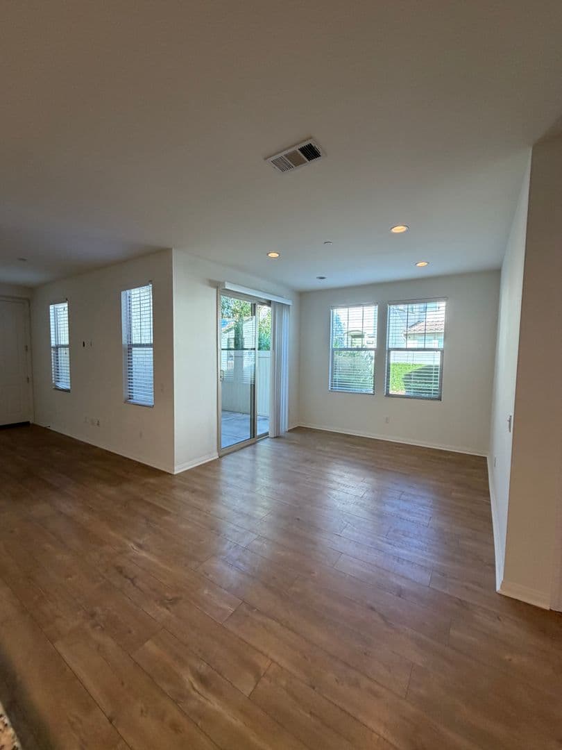 Oxnard House: 3207 Lisbon Lane