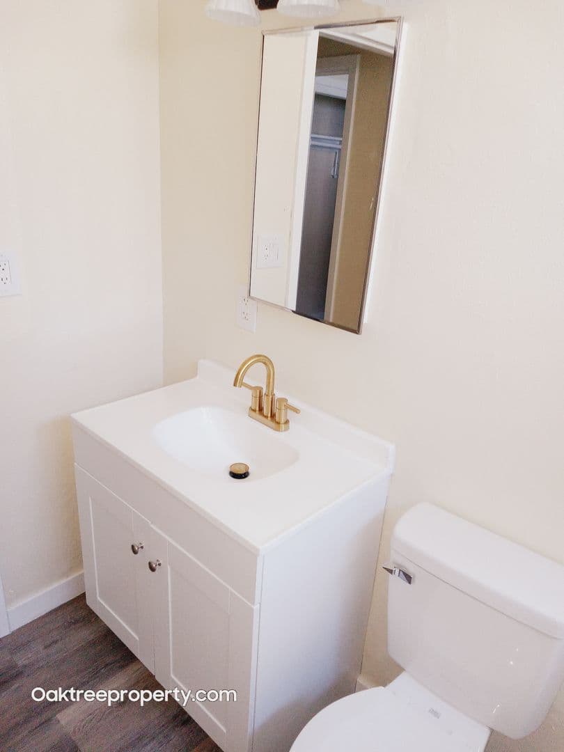 Oxnard Apartment: 220 South E Street