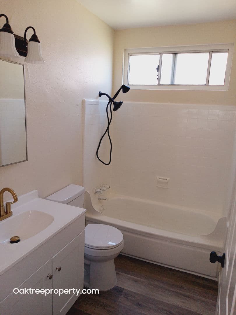 Oxnard Apartment: 220 South E Street