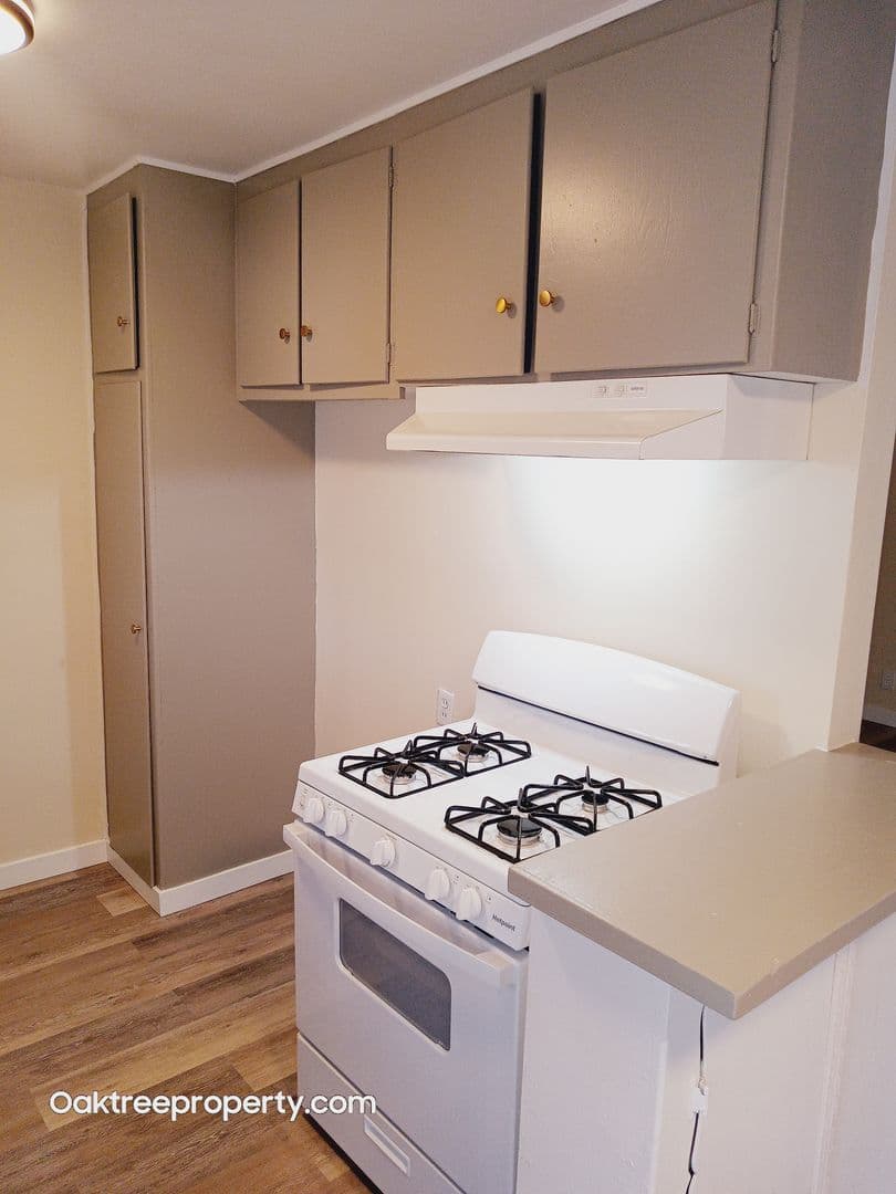 Oxnard Apartment: 220 South E Street