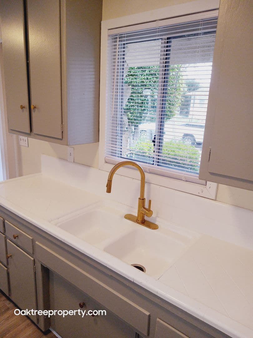 Oxnard Apartment: 220 South E Street