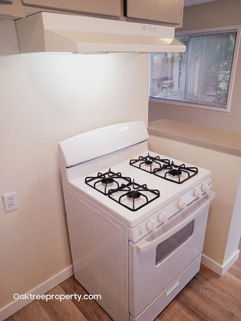 Oxnard Apartment: 220 South E Street
