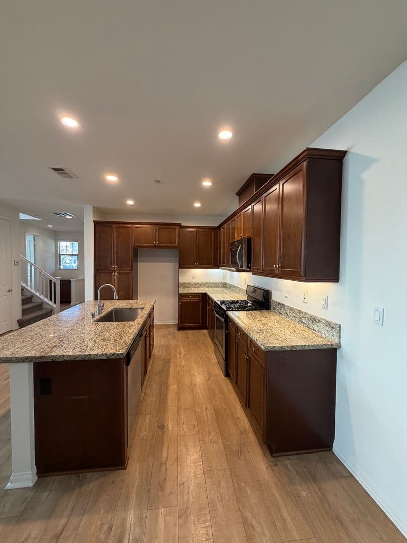 Oxnard House: 3207 Lisbon Lane