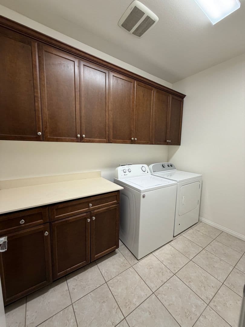 Oxnard House: 3207 Lisbon Lane