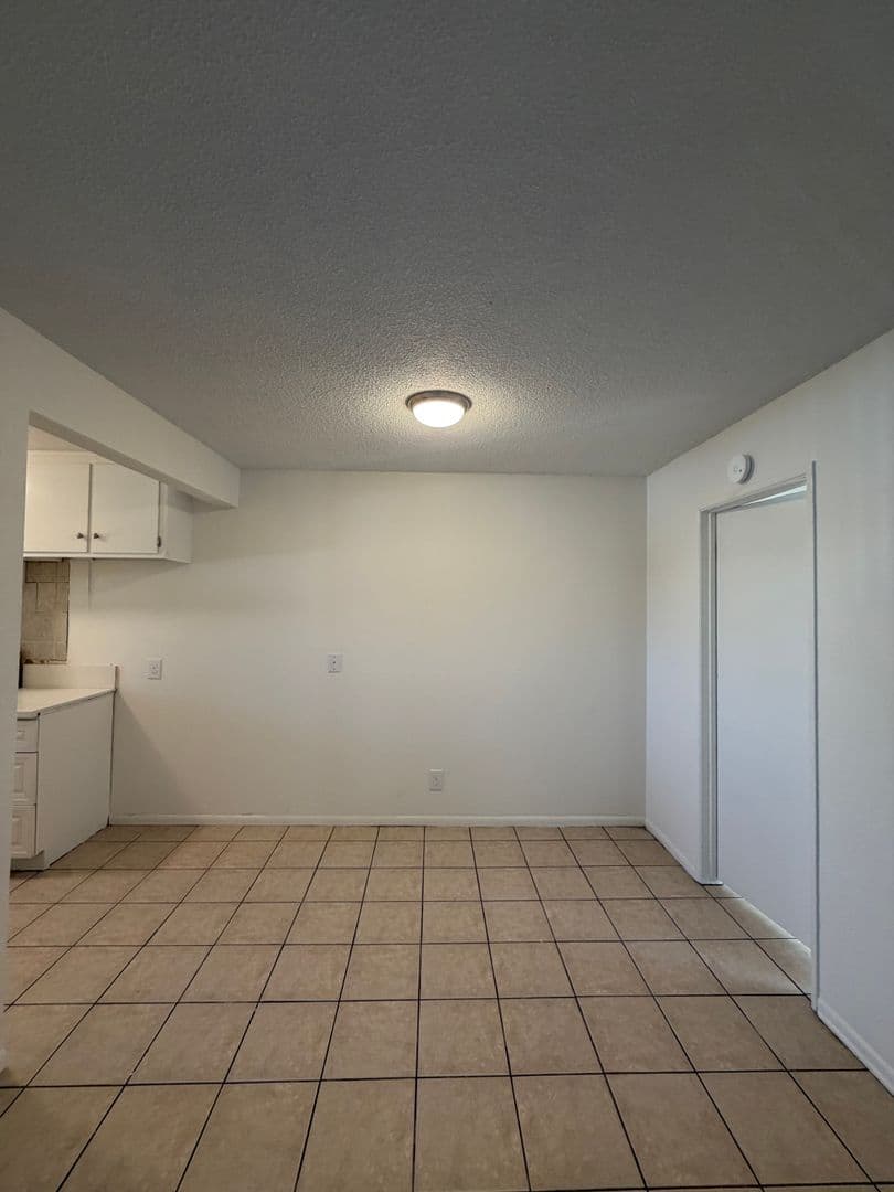 Oxnard Apartment: 240 Chester Way